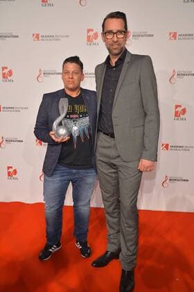 Erfolgreichstes Werk 2016, Die immer lacht, Kerstin Ott, Michael Preetz (Laudator) Deutscher Musikautorenpreis im Hotel Ritz-Carlton in Berlin, am 30.03.2017