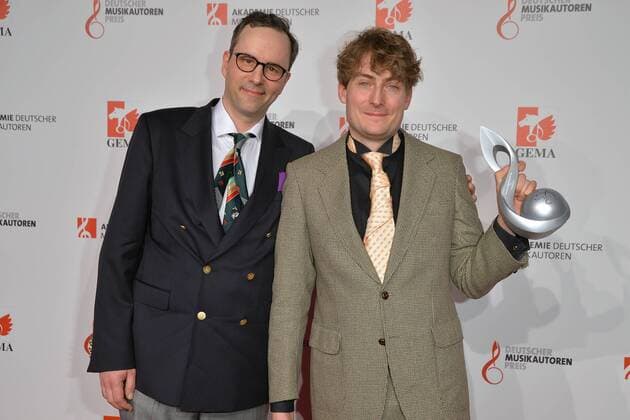 Kurt Kroemer (Laudator), Preistraeger, Sebastian Kraemer (Musikkabarett) Deutscher Musikautorenpreis im Hotel Ritz-Carlton in Berlin, am 30.03.2017