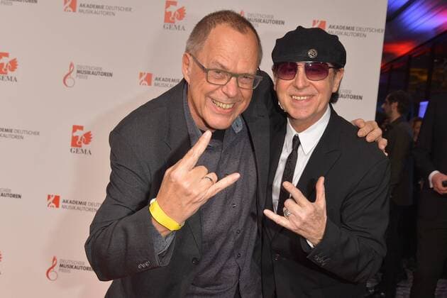 Juergen Juergens (RBB Musikchef), Klaus Meine (Scorpions) Ankunft Deutscher Musikautorenpreis im Hotel Ritz-Carlton in Berlin, am 30.03.2017