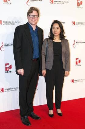 Sören Nils Eichberg mit Begleitung bei der 9. Verleihung des Deutschen Musikautorenpreises 2017 im Hotel Ritz Carlton. Berlin, 30.03.2017 Foto:xK.xWernerx xFuturexImage