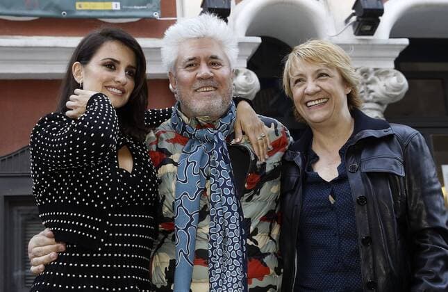 Spanish film maker Pedro Almodovar (C) poses with actresses Penelope Cruz (L) and Blanca Portillo (R) before the screening of his film Volver , the last film that is part of the All Almodovar cylce held at the Film Library of Madrid, Spain on 31 March 2017. The cycle include all the films of the director besides of master piece of his master such as Bunuel, Rossellini or Bergman. ALL ALMODOVAR CYLCE !ACHTUNG: NUR REDAKTIONELLE NUTZUNG!  Copyright: xKikoxHuescax 20170331-636265934797851516