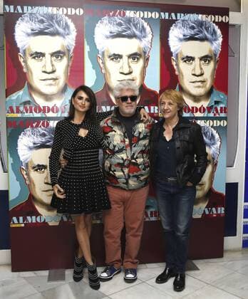 Bilder des Tages Spanish film maker Pedro Almodovar (C) poses with actresses Penelope Cruz (L) and Blanca Portillo (R) before the screening of his film Volver , the last film that is part of the All Almodovar cylce held at the Film Library of Madrid, Spain on 31 March 2017. The cycle include all the films of the director besides of master piece of his master such as Bunuel, Rossellini or Bergman. ALL ALMODOVAR CYLCE !ACHTUNG: NUR REDAKTIONELLE NUTZUNG!  Copyright: xKikoxHuescax 20170331-636265934804871381