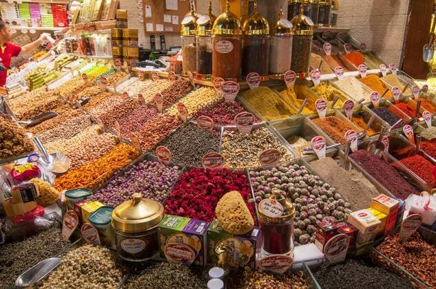 Tea, Spices and sweets in the turkish Bazaar of Istanbul.  BEW1CD3CE67