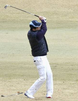 Bilder des Tages PM Abe plays golf Prime Minister Shinzo Abe plays a shot during a round of golf with business leaders in Tokyo on April 1, 2017, the first time since he played with U.S. President Donald Trump in Florida in mid-February. 