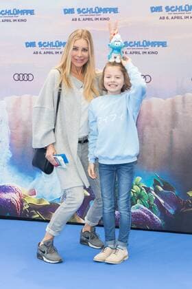 Xenia Seeberg mit Sohn Philip-Elias Martinek - Deutschlandpremiere von DIE SCHLUEMPFE - DAS VERLORENE DORF in Berlin am 02.04.2017. Premiere Die SCHLUEMPFE - DAS VERLORENE DORF