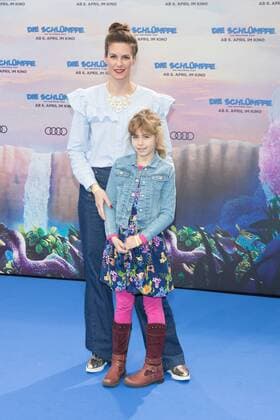 Katrin Wrobel mit Tochter Louisa - Deutschlandpremiere von DIE SCHLUEMPFE - DAS VERLORENE DORF in Berlin am 02.04.2017. Premiere Die SCHLUEMPFE - DAS VERLORENE DORF