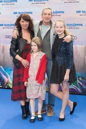 Gedeon Burkhard mit Kindern Ellen und Gioia und Filomena - Deutschlandpremiere von DIE SCHLUEMPFE - DAS VERLORENE DORF in Berlin am 02.04.2017. Premiere Die SCHLUEMPFE - DAS VERLORENE DORF