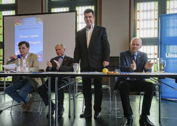 Die AfD Saar wählt am Sonntag (02.04.2017) in der Aula in Sulzbach (Saar) ihre Spitzenkandidaten für die Bundestagswahl im Herbst 2017. Im Bild: Michel Dörr 2.v.re.), Sohn des Landesvorsitzenden Josef Dörr (2.v.li.), gewinnt die Wahl zum Listenplatz 1 gegen Dr. Christian Wirth. Links Lutz Hecker, stellv. Landesvorsitzender. Rechts Vorstandsmitglied und Landtagsabgeordneter Rudolf Müller. AfD02041701D.jpg