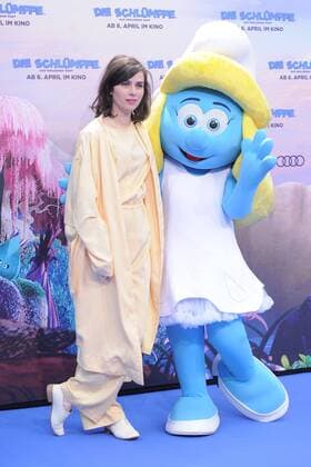 Nora Tschirner Ankunft am Blauen Teppich zur Deutschlandpremiere des Animationsfilmes, Die Schluempfe, das verlorene Dorf im Cinestar im Sony Center in Berlin, am 02.04.2017