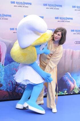 Nora Tschirner Ankunft am Blauen Teppich zur Deutschlandpremiere des Animationsfilmes, Die Schluempfe, das verlorene Dorf im Cinestar im Sony Center in Berlin, am 02.04.2017