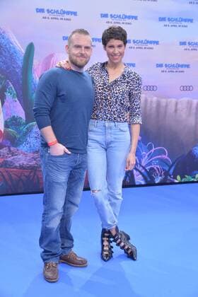 Axel Stein, Jasmin Gerat Ankunft am Blauen Teppich zur Deutschlandpremiere des Animationsfilmes, Die Schluempfe, das verlorene Dorf im Cinestar im Sony Center in Berlin, am 02.04.2017