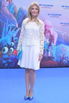 Tanja Buelter Ankunft am Blauen Teppich zur Deutschlandpremiere des Animationsfilmes, Die Schluempfe, das verlorene Dorf im Cinestar im Sony Center in Berlin, am 02.04.2017