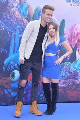Julian Classen ( Julienco ), Bianca Bibi Heinicke Ankunft am Blauen Teppich zur Deutschlandpremiere des Animationsfilmes, Die Schluempfe, das verlorene Dorf im Cinestar im Sony Center in Berlin, am 02.04.2017