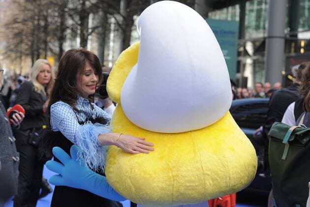 Iris Berben tanzt mit Schlumpfhilde Ankunft am Blauen Teppich zur Deutschlandpremiere des Animationsfilmes, Die Schluempfe, das verlorene Dorf im Cinestar im Sony Center in Berlin, am 02.04.2017