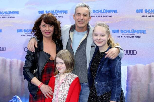 Gedeon Burkhard mit Ex-Frau Filomena Iannacone und Töchter Gioia Filomena und Ellen Iannacone bei der Premiere des Kinofilms Die Schlümpfe - Das verlorene Dorf im Cinestar Sony Center. Berlin, 02.04.2017 Foto:xS.xSchrapsx xFuturexImage
