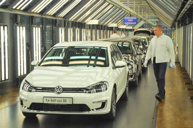 Im Bild: Der neue e-Golf rollt in Dresden vom Band Dresden - Die VW e-Golf Produktion in der Gläsernen Manufaktur xmsx