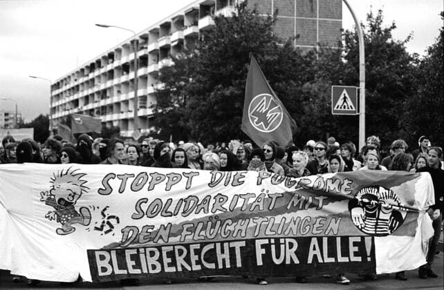Rostock - 29.08.1992 tausende Menschen demonstrieren gegen die rassistischen Übergriffe auf Asylantenheime. Das Sonnenblumenhaus in Rostock-Lichtenhagen wurde von rechten und betrunkenen Randalierern in Brand gesteckt.