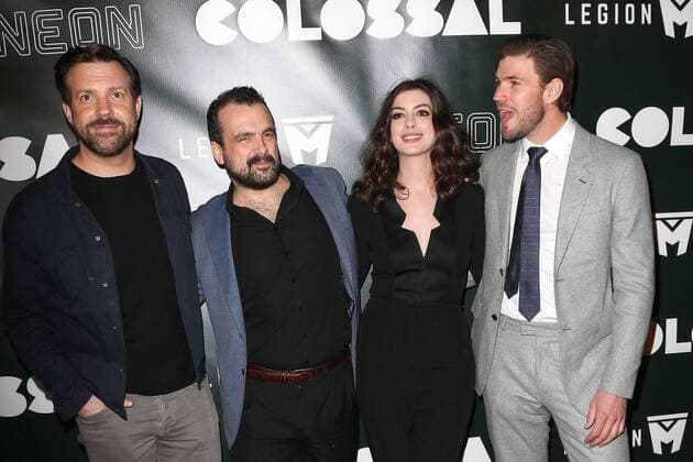 Jason Sudeikis, Regisseur Nacho Vigalondo, Anne Hathaway und Austin Stowell bei der Colossal Film Premiere am 4.04.2017 in Los Angeles Colossal Filmpremiere in Los Angeles, 2017 