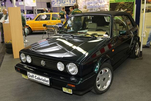 VW Golf 1 Cabriolet Classicline (Baujahr 1993), ein Stand von über 200 ausstellenden Klassiker-Clubs und -Interessengemeinschaften, 29. Techno Classica Essen (05. - 09.04.2017). Messe Essen, Gruga, Grugahalle, Siha, Oldtimer Oldtimermesse klassische Autos Autoausstellung, Essen (D).