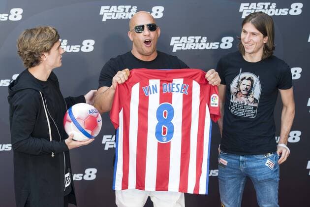 Bilder des Tages American actor Vin Diesel with Atletico de Madrid s player Antoine Griezmann (L) and Filipe Luis (R) during the presentation of the film Fast & Furious 8 at Hotel Villa Magna in Madrid, April 06, 2017. Spain.  (20170406016)