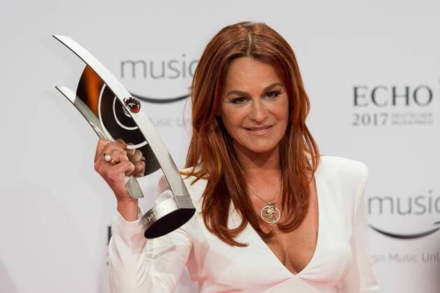Bilder des Tages Berlin, Germany 06.04.2017, Echo 2017 Deutscher Musikpreis, Andrea Berg mit dem Echo in der Kategorie Schlager ( DeFodi001