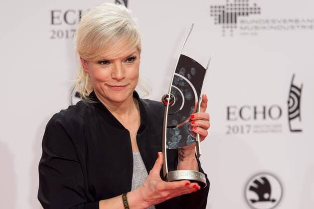 Bilder des Tages Berlin, Germany 06.04.2017, Echo 2017 Deutscher Musikpreis, Ina Mueller mit dem Echo in der Kategorie Kuenstlerin Pop national ( DeFodi001