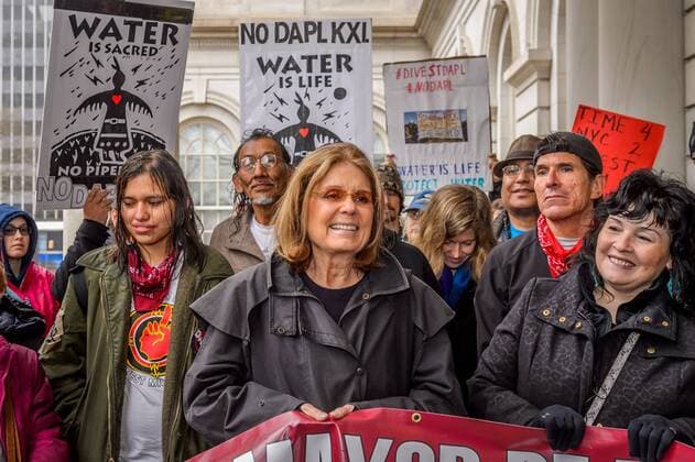 Berühmte Feministinnen, Gloria Steinem NYC: NoDAPL Encampment march to City Hall Women’s rights leader and activist icon Gloria Steinem - On the morning of April 6, 2017; the NoDAPL encampment at Wells Fargo conducted a protest march to City Hall and then a rally. ?The protest march began at Wells Fargo at 463 Broadway at 9:30am and reached City Hall for a rally at the City Hall steps with women’s rights leader and activist icon Gloria Steinem at 10:00am. The Indigenous leaders issued a moral call on the New York City Mayor Bill de Blasio, as well as the New York City Comptroller Stringer to end the city’s business with and investments into Wall Street banks attacking Native Nations.  ErikxMcGregor