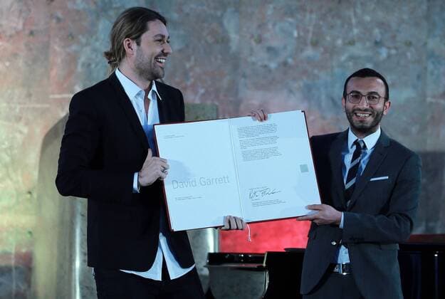 (170408) -- FRANKFURT, April 8, 2017 -- Violinist David Garrett (L) receives the Frankfurt Music Prize 2017 during the awarding ceremony at the St Paul s Church in Frankfurt, Germany on April 7, 2017. David Garrett was honored with the Frankfurt Music Prize 2017 on Friday. )(dtf) GERMANY-FRANKFURT-DAVID GARRETT-MUSIC LuoxHuanhuan 