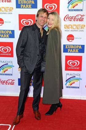 RADIO REGENBOGEN AWARD 2017. Steve Norman ( Spandau Ballet ) und Sabrina Winter anläßlich der Verleihung des Medienpreises aus Baden-Württemberg Radio Regenbogen Award am 07.04.2017 im Europapark Rust.