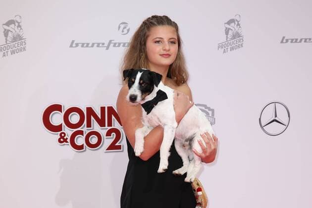 Emma Schweiger und ihr tierischer Filmpartner Hund Kalle Junior bei der Conni & Co 2 Film Premiere am 9.04.2017 in Berlin Conni & Co 2 Filmpremiere in Berlin, 2017 