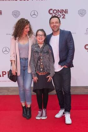 Clelia Sarto, Aleksandar Jovanovic und Tochter Luna Jovanovic - Weltpremiere Conni und Co 2 - das Geheimnis des T-Rex in Berlin am 09.04.2017. Weltpremiere Conni u. Co 2