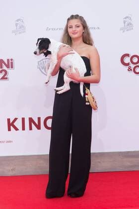 Emma Schweiger mit Hund Kalle Junior - Weltpremiere Conni und Co 2 - das Geheimnis des T-Rex in Berlin am 09.04.2017. Weltpremiere Conni u. Co 2