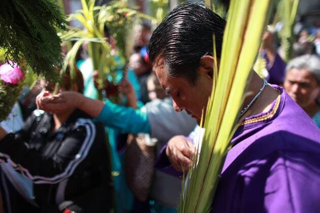 April 9, 2017 - Mexico City, Mexico - Roman Catholic devotes During Palm Sunday. Palm fronds are waved to be blessed by a priest to commemorate Palm Sunday which marks the beginning of Holy Week Sunday, April 9, 2017 at the San Lucas church Iztapalapa, Mexico. For Christians, Palm Sunday marks Jesus Christ s entrance into Jerusalem when his followers laid palm branches in his path, prior to his crucifixion. Mexico City Mexico  - ZUMAn230 20170409_zaa_n230_296 Copyright: xEmilioxEspejelx