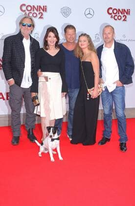 Matthias Habich, Iris Berben, Til Schweiger mit Tochter Emma Schweiger und Heino Ferch bei der Filmpremiere - Conni & Co 2 - Das Geheimnis des T-Rex - im SonyCenter, Potsdamer Platz, Berlin Copyright imago stock&people GmbH Tinkeres Datum: 09.04.2017 Filmpremiere - Conni & Co 2 -