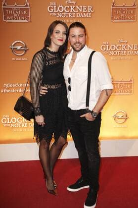 Felix von Jascheroff und Freundin Bianca bei der Premiere des Disney Musicals Der Glöckner von Notre Dame im Stage Theater des Westens. Berlin, 19.02.2017 Foto:xS.xGabschx xFuturexImage