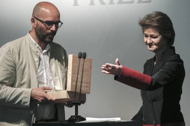 British actress Charlotte Rampling (R) presents the Loewe Foundation Craft Prize to German artist Ernst Gamperl (C), for his work Tree of Life , during a ceremony in Madrid, Spain, 10 April 2017. LOEWE FOUNDATION CRAFT PRIZE !ACHTUNG: NUR REDAKTIONELLE NUTZUNG!  Copyright: xFernandoxAlvaradox GRA241 20170410-636274383110231010