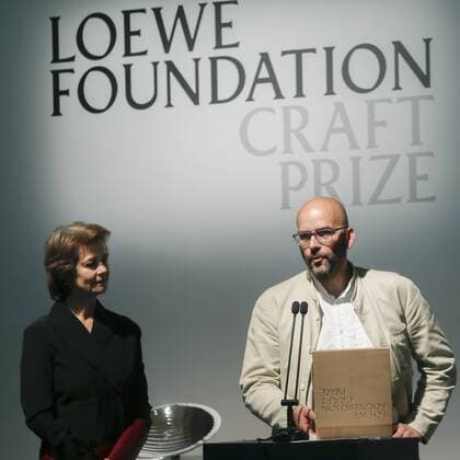 Bilder des Tages British actress Charlotte Rampling (L) presents the Loewe Foundation Craft Prize to German artist Ernst Gamperl, for his work Tree of Life , during a ceremony in Madrid, Spain, 10 April 2017. LOEWE FOUNDATION CRAFT PRIZE !ACHTUNG: NUR REDAKTIONELLE NUTZUNG!  Copyright: xFernandoxAlvaradox GRA241 20170410-636274396236857579