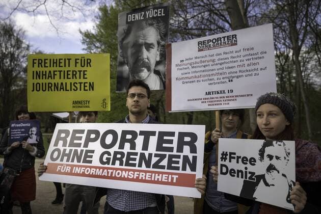 Themen der Woche Bilder des Tages Kundgebung Pressefreiheit Türkei Kundgebung gegenüber der Türkischen Botschaft in Berlin von Reporter ohne Grenzen und Amnesty International für die Freilassung der in der Türkei verhafteten Journalisten.