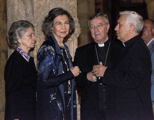 Spain s Queen Sofia (2L) and her sister Irene of Greece (L) chat with Majorca s Bishop Sebastia Taltavull (2R) after a concert by the Balearic Symphonic Orchestra and the Balearic Islands University Choir to raise funds for the charity Proyecto Hombre at Majorca s Cathedral in Palma de Majorca, Balearic Islands, Spain, 10 April 2017. The orchestra played Gabriel Faure s Requiem and Jean Sibelius Sad waltz . SPAIN S QUEEN SOFIA ATTENDS CHARITY CONCERT AT MAJORCA S CATHEDRAL !ACHTUNG: NUR REDAKTIONELLE NUTZUNG!  Copyright: xCatixCladerax BAL001 20170410-636274625129036131