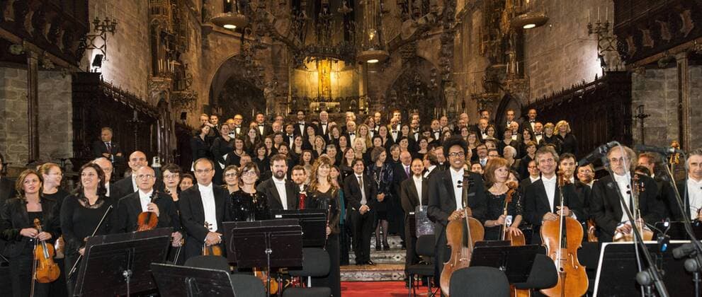 Spain s Queen Sofia (C) poses with the Balearic Symphonic Orchestra and the Balearic Islands University Choir after a concert to raise funds for the charity Proyecto Hombre at Majorca s Cathedral in Palma de Majorca, Balearic Islands, Spain, 10 April 2017. The orchestra played Gabriel Faure s Requiem and Jean Sibelius Sad waltz . SPAIN S QUEEN SOFIA ATTENDS CHARITY CONCERT AT MAJORCA S CATHEDRAL !ACHTUNG: NUR REDAKTIONELLE NUTZUNG!  Copyright: xCatixCladerax BAL001 20170410-636274625183167437