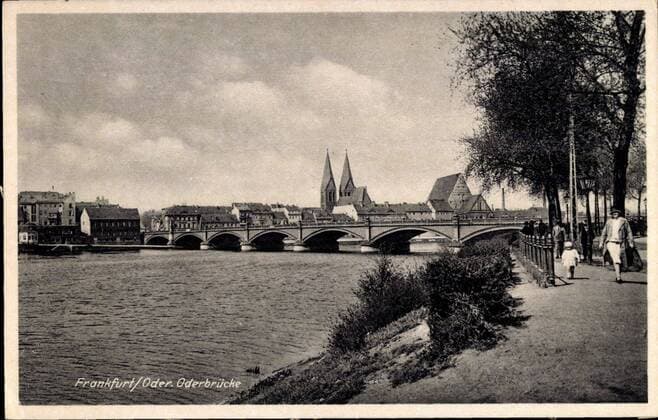 Frankfurt an der Oder, Blick auf die Oderbrücke, Flusspromenade !AUFNAHMEDATUM GESCHÄTZT!
