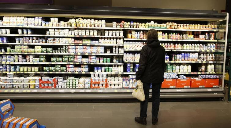 17.03.2017 Kleve Im Edeka Frischecenter Brueggemeier gibt es keine Plastiktueten mehr . Stattdessen kann der Kunde bei Bedarf sich Kisten fuer 5 Eur Pfand leihen um die Einkaeufe zu verstauen . An der Wurst - un d Kaesetheke kann der Kunde auch Tupperdosen abgeben in der dann scheibengenau gewogen wird . Somit keine Folien und Tueten . Kunde am Kuehlregal