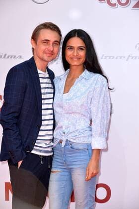 Constantin von Jascheroff mit Freundin Haleh Esbak bei der Premiere Conni und Co