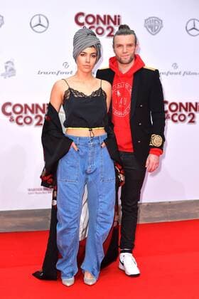 Alina Sueggeler und Andi Weizel (Frida Gold) bei der Premiere Conni und Co
