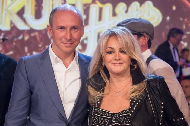 Zum zweiten Mal präsentiert die TV Moderatorin Kim Fisher die Show Kulthits im MDR aus der Kongresshalle am Zoo in Leipzig. Hier Bonnie Tyler mit dem belgischen Sänger Helmut Lotti.
