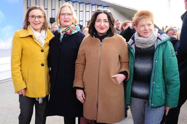 Dr. Sigrid Nikutta, Katharina Lohmann IGA, Christoph Schmidt, GF IGA, Dilek Kolat, Petra Pau Eroeffnung der Internationalen Gartenausstellung 2017 mit musikalischer Unterstuezung in Berlin Marzahn am 13.04.2017