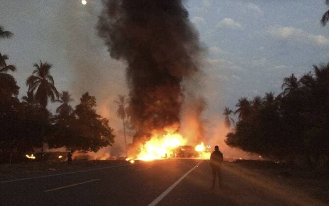 Themen der Woche Bilder des Tages Mexiko: Tanklaster kollidiert mit Bus A general view of a transportation accident on a motorway in the limits of the Mexican states of Michoacan and Guerrero (Mexico), on 13 April 2017. At least 14 people died and 20 more were injured when a passenger bus and a fuel-laden truck collided in the Siglo XXI highway close to the toll booth in Feliciano, in the southern state of Guerrero, according to Michoacan State Firemen s Association (ABEM). AT LEAST 4 DEAD PEOPLE AND 20 INJURED IN A ROAD ACCIDENT IN MEXICO !ACHTUNG: NUR REDAKTIONELLE NUTZUNG!  Copyright: xSTRx MEX002 20170413-636277050700899591