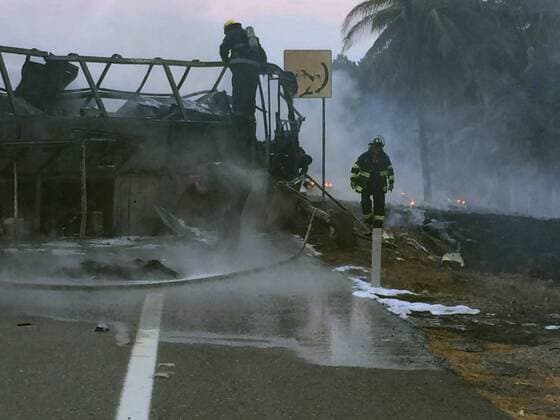 Mexiko: Tanklaster kollidiert mit Bus Firefighters try to extinguis the fire after a transportation accident on a motorway in the limits of the Mexican states of Michoacan and Guerrero (Mexico), on 13 April 2017. At least 14 people died and 20 more were injured when a passenger bus and a fuel-laden truck collided in the Siglo XXI highway close to the toll booth in Feliciano, in the southern state of Guerrero, according to Michoacan State Firemen s Association (ABEM). AT LEAST 4 DEAD PEOPLE AND 20 INJURED IN A ROAD ACCIDENT IN MEXICO !ACHTUNG: NUR REDAKTIONELLE NUTZUNG!  Copyright: xSTRx MEX002 20170413-636277051321931610