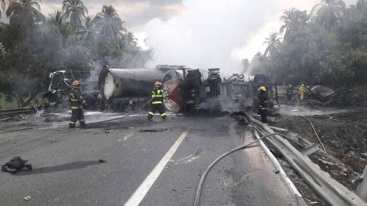 Mexiko: Tanklaster kollidiert mit Bus (170413) -- GUERRERO (MEXICO), April 13, 2017 -- Image provided by the virtual newspaper MiMorelia.com and taken with a mobile device shows firefighters working at the site where a tanker explosion occurred on a highway in Mexico s southern state of Guerrero, on April 13, 2017. At least 11 people were killed in an explosion of a tank truck here Thursday morning, according to the state s civil protection department. ) BEST QUALITY AVAILABLE MANDATORY CREDIT NO ARCHIVE-NO SALES EDITORIAL USE ONLY MEXICO-GUERRERO-TANKER EXPLOSION STR 