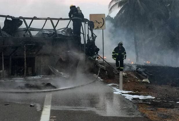 (170413) -- GUERRERO (MEXICO), April 13, 2017 -- Image taken by a mobile device shows rescuers working at the site where a head-on collision between a gas tanker truck and a passenger bus occurred on a highway in Mexico s southern state of Guerrero, on April 13, 2017. The death toll from a head-on collision between a gas tanker truck and a passenger bus in south Mexico on Thursday climbed to 24, officials told Xinhua. ) BEST QUALITY AVAILABLE MEXICO-GUERRERO-COLLISION Str 